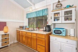 Private kitchen - Peaceful Mountain Retreat- Jungle Mountain Vibes (Holualoa)