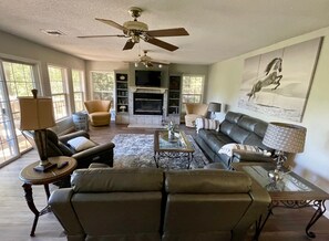 Smart TV, chimenea, futbolito y tenis de mesa 