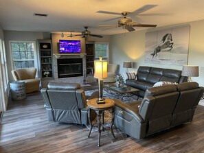 Smart TV, caminetto, tavolo da calcetto, tavolo da ping pong