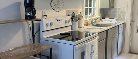 Frigorifero, microonde, forno, piano cottura