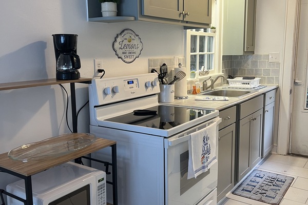 KĂŒhlschrank, Mikrowelle, Ofen, Herdplatte