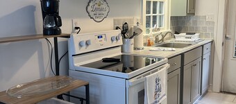 “The View” Lake Front Cottage w/Hot tub