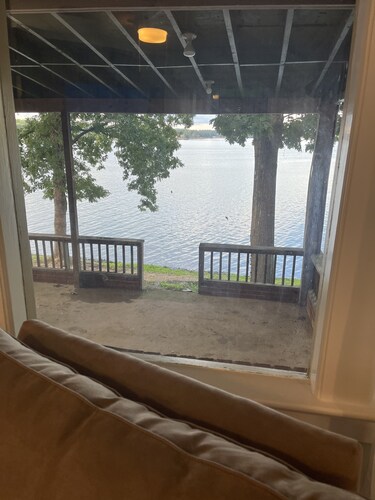 “The View” Lake Front Cottage w/Hot tub