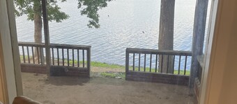 “The View” Lake Front Cottage w/Hot tub