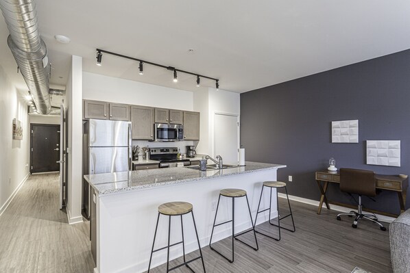 冰箱、微波炉、烤箱、炉灶