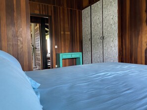 3 bedrooms, desk, WiFi, bed sheets