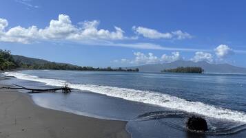 En la playa, camastros y toallas de playa