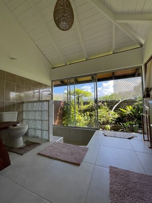 Combined shower/bathtub, bidet, towels, soap - Beach Villa AMATAORA  (Teva I Uta)