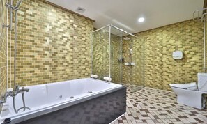 Habitación superior con 2 camas individuales | Baño | Secadora de cabello, batas, bidet, toallas 