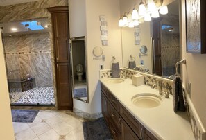Combined shower/tub - Valley View Vacation Rental (East Wenatchee)