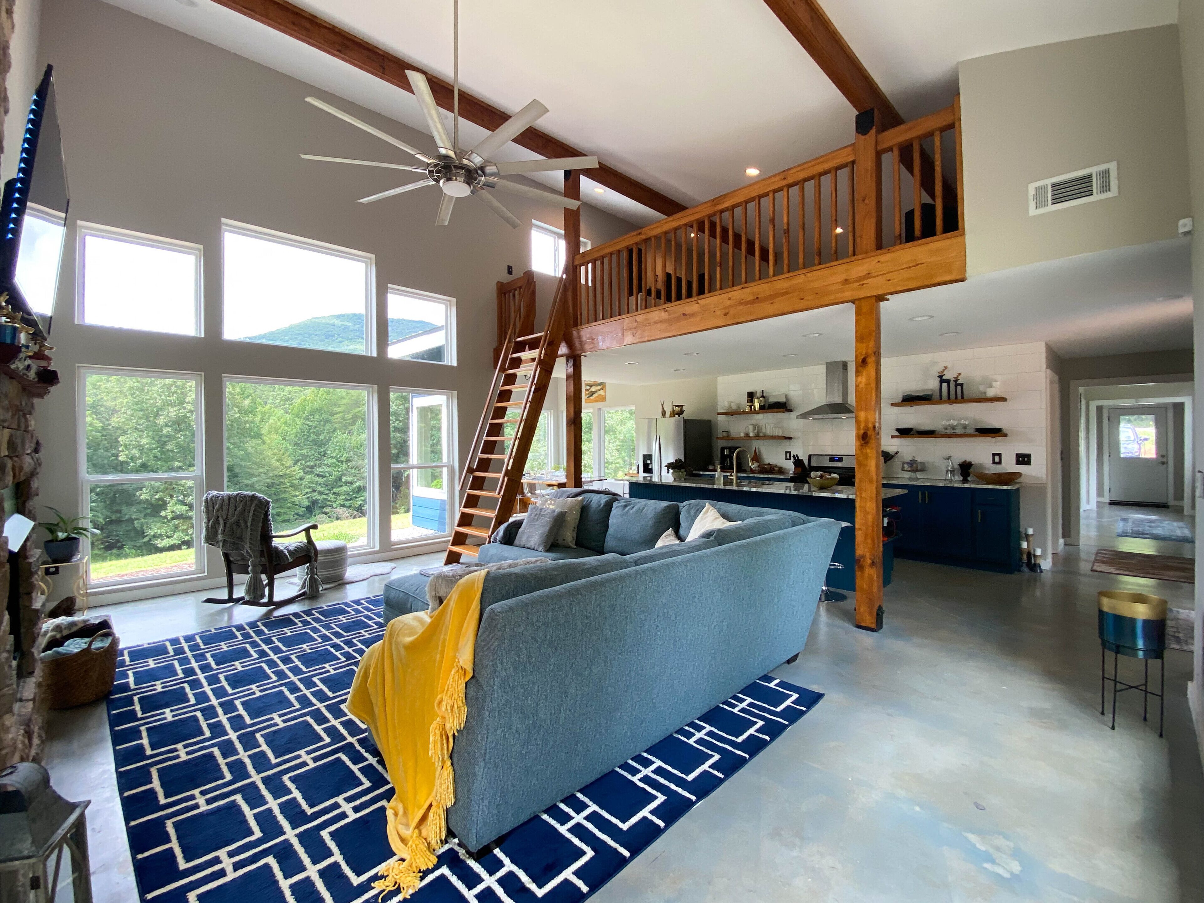 Modern home, year-round mountain view, 30acres, hot tub, orchards & wineries