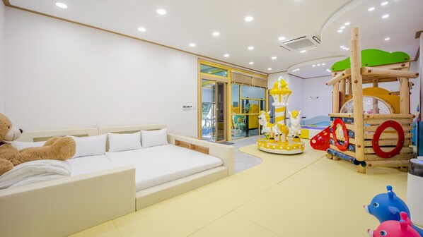 A children's playroom with a bed, toys, and a play structure. - Pocheon Wuri Kids Poolvilla (Pocheon)