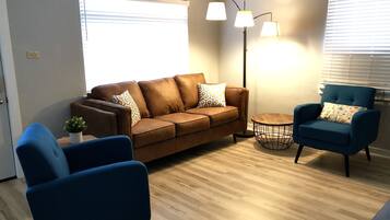 TV connectée, cheminée, livres