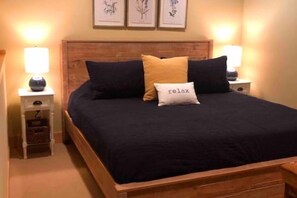 3 bedrooms, iron/ironing board, travel crib, free WiFi - Graham Getaway on Flathead Lake  (Lakeside)