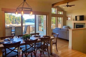 Dining - Graham Getaway on Flathead Lake  (Lakeside)