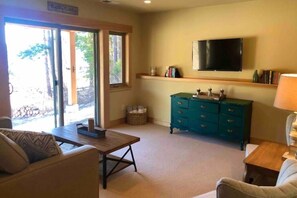 Smart TV, fireplace - Graham Getaway on Flathead Lake  (Lakeside)