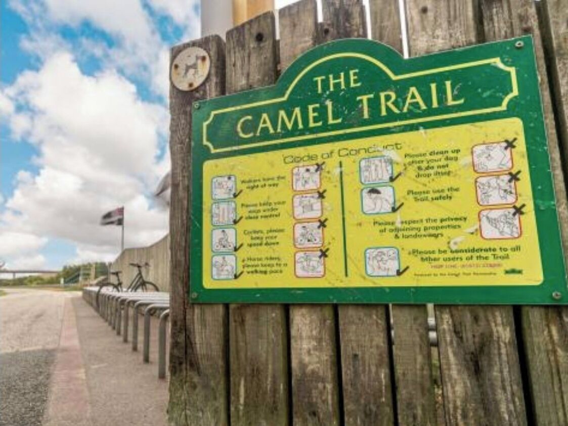 Een bordje voor The Camel Trail met een gedragscode.