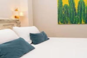 5 bedrooms, iron/ironing board, free WiFi