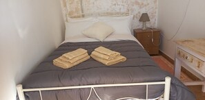 2 bedrooms, WiFi, bed sheets - cottage in vellies-nice place for families (Ag sarandos Vellies Monemvasias)