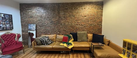 Una televisión, una pantalla de ordenador, una impresora