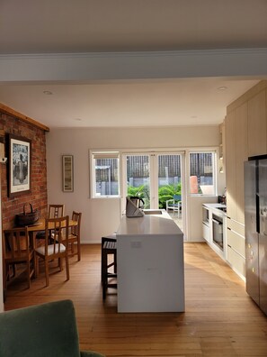 Interior - Cheerful sunny house close to waterfront, train, town and OBV (Auckland)