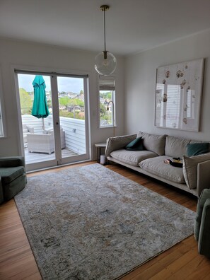 Smart TV, books - Cheerful sunny house close to waterfront, train, town and OBV (Auckland)