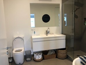 Badewanne, Haartrockner, Handtücher, Seife