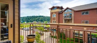 Riverstone Condo by Lake CDA~KING Bed, Walk to Shops & Dining, Close to Downtown