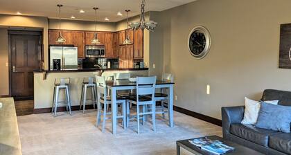 Riverstone Condo by Lake CDA~KING Bed, Walk to Shops & Dining, Close to Downtown