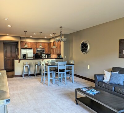 Riverstone Condo by Lake CDA~KING Bed, Walk to Shops & Dining, Close to Downtown
