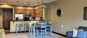 Riverstone Condo by Lake CDA~KING Bed, Walk to Shops & Dining, Close to Downtown