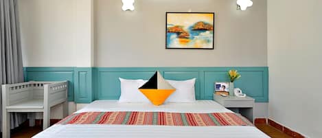 Egyptian cotton sheets, premium bedding, minibar, desk
