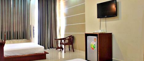 Egyptian cotton sheets, premium bedding, minibar, desk