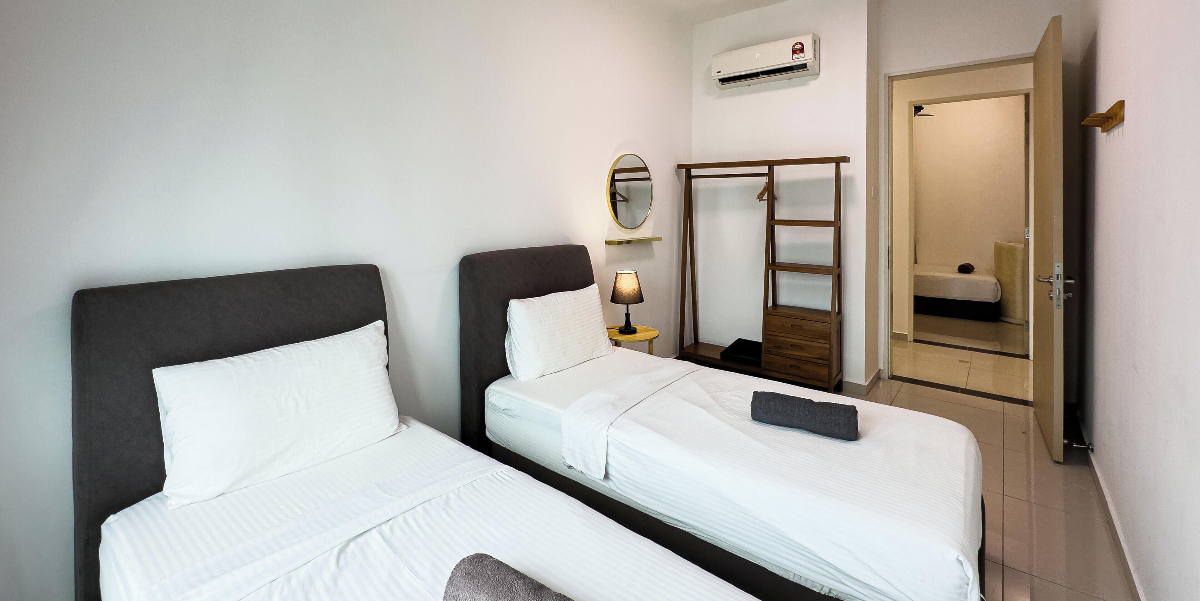 Deluxe Apartment, 3 Bedrooms, Non Smoking, City View | 3 bilik tidur, peralatan tempat tidur hipoalergenik, meja 