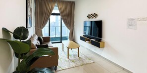 Căn hộ Deluxe, không hút thuốc, quang cảnh thành phố | Phòng khách | Smart TV 40-inch có truyền hình cáp, TV