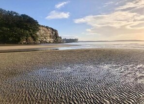 Una spiaggia nelle vicinanze