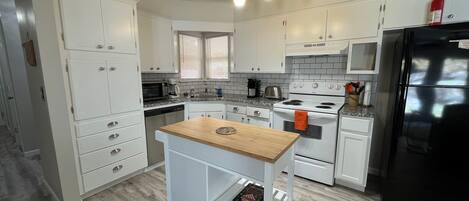 Kjøleskap, mikrobølgeovn, ovn og kokeplater