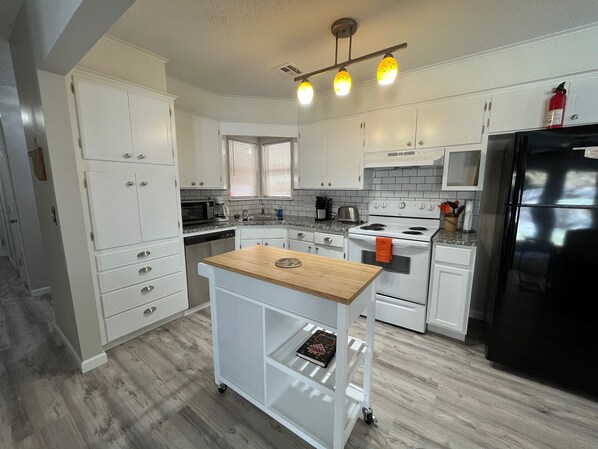 Refrigerador, microondas, horno y parrilla de estufa 