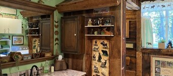 Cozy 1-bed cabin couples get-away w/ hot tub and Starlink high-speed internet