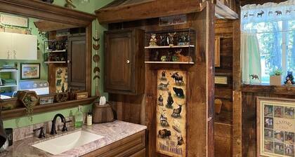 Cozy 1-bed cabin couples get-away w/ hot tub and Starlink high-speed internet