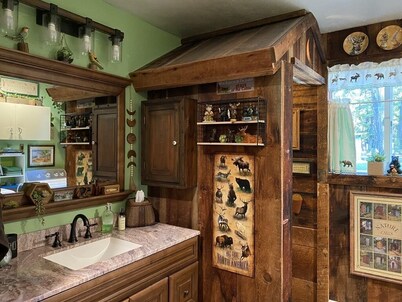 Cozy 1-bed cabin couples get-away w/ hot tub and Starlink high-speed internet