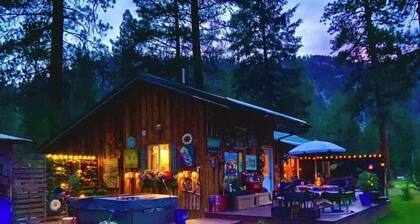 Cozy 1-bed cabin couples get-away w/ hot tub and Starlink high-speed internet