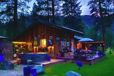 Cozy 1-bed cabin couples get-away w/ hot tub and Starlink high-speed internet