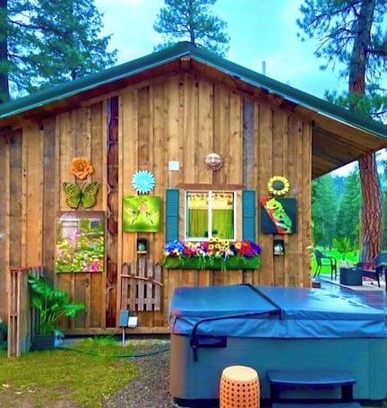 Outdoor spa tub. Cozy 1-bed cabin couples get-away w/ hot tub and Starlink high-speed internet