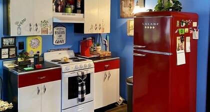 Cozy 1-bed cabin couples get-away w/ hot tub and Starlink high-speed internet