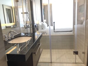 Executive-Apartment | Badezimmer | Dusche, Hydromassagedusche, Haartrockner, Hausschuhe
