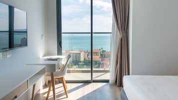 1 bedroom, free minibar items, in-room safe, blackout curtains