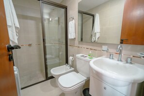 Een douche, een haardroger, een bidet, handdoeken