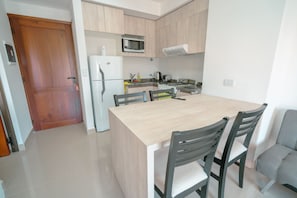 Fridge, microwave, oven, electric kettle - Apartment with a view of the hills (Salta)