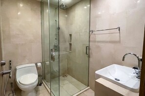 Ducha, secador de pelo, toallas y jabón